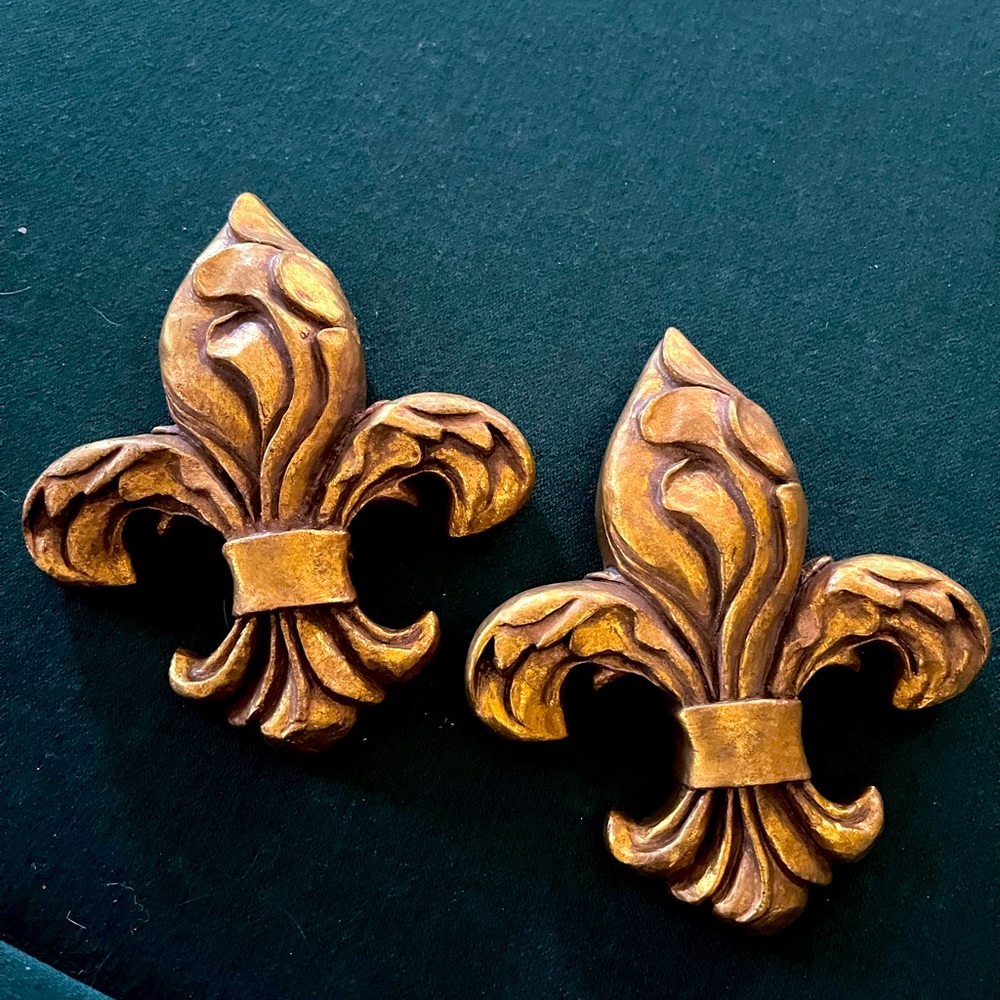 2 Fleur De Lis gold plaster wall decor.